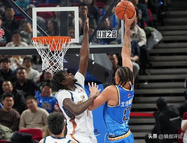 开云体育下载公司-CBA生涯首秀！麦基12中5得12分6板3助 连续“举火烧天”引关注